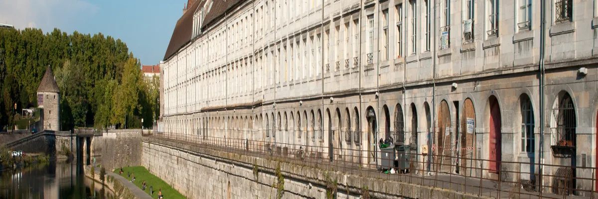 image-constructeur-terrain-padel-besancon.webp Image Constructeur terrain padel Besançon